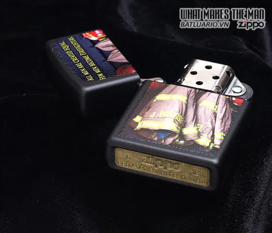 Bật Lửa Zippo 28316 - Hình Lính Cứu Hỏa Áo Choàng Đen Mờ - Quà Tặng Thú Vị Cho Fan Zippo