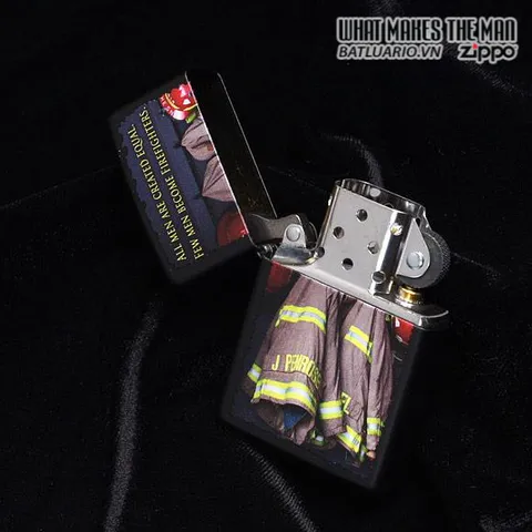Bật Lửa Zippo 28316 - Hình Lính Cứu Hỏa Áo Choàng Đen Mờ - Quà Tặng Thú Vị Cho Fan Zippo