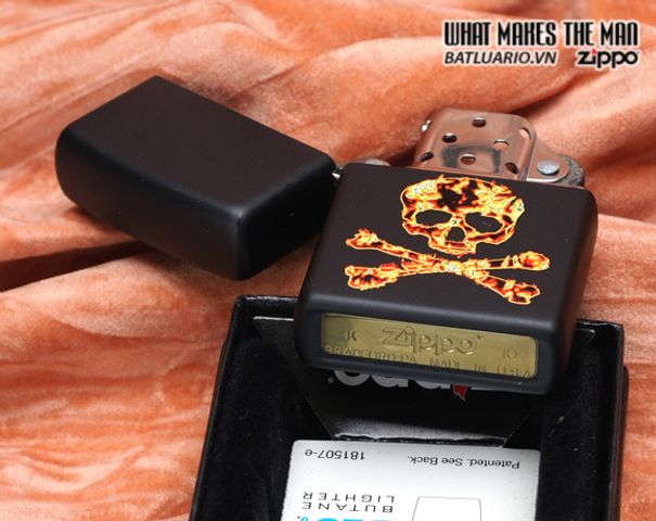 Bật Lửa Zippo 28044 - Mẫu Flaming Skull và Cross Bones Đen Mờ - Quà Tặng Nhân Dịp Đặc Biệt cho Fan Hâm Mộ