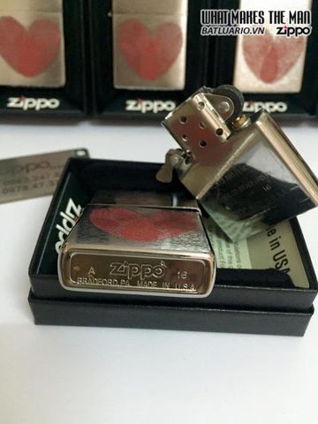 Zippo 29068 - Bật Lửa Brushed Chrome In Hình Đôi Tay Trái Tim - Quà Tặng Độc Đáo Cho Người Yêu