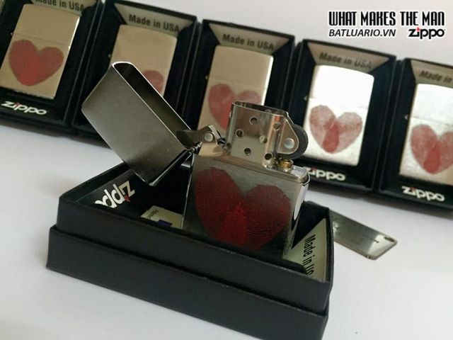 Zippo 29068 - Bật Lửa Brushed Chrome In Hình Đôi Tay Trái Tim - Quà Tặng Độc Đáo Cho Người Yêu