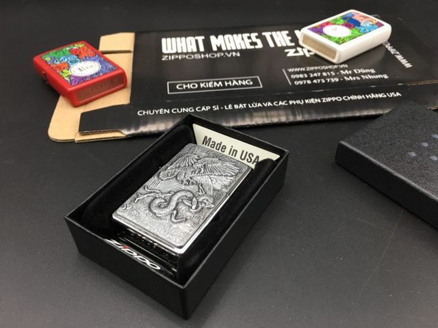 Zippo 29637 - Móc Khóa Chrome Mờ Hình Đại Bàng Đấu Rắn - Quà Tặng Độc Đáo cho Người Yêu Thích Zippo