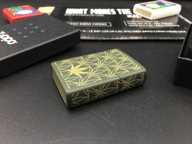 Zippo 29589 - Bật Lửa Màu Xanh Nhám Họa Tiết Lá - Quà Tặng Mỹ Nghệ Cao Cấp Cho Người Yêu Thích Thể Thao Và Du Lịch