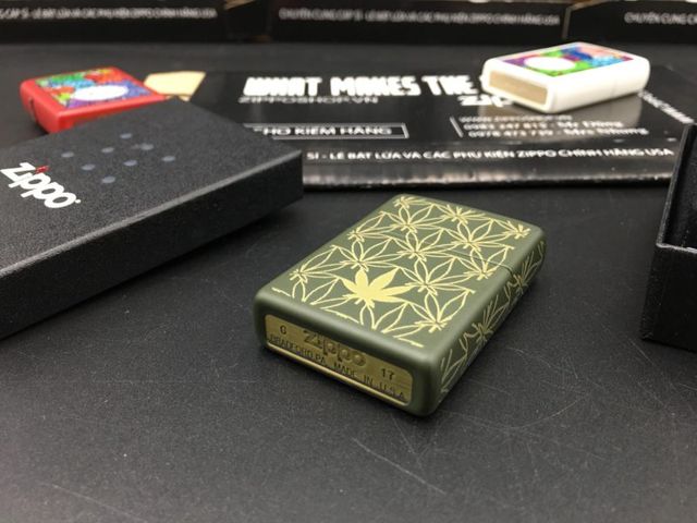 Zippo 29589 - Bật Lửa Màu Xanh Nhám Họa Tiết Lá - Quà Tặng Mỹ Nghệ Cao Cấp Cho Người Yêu Thích Thể Thao Và Du Lịch