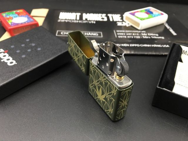 Zippo 29589 - Bật Lửa Màu Xanh Nhám Họa Tiết Lá - Quà Tặng Mỹ Nghệ Cao Cấp Cho Người Yêu Thích Thể Thao Và Du Lịch
