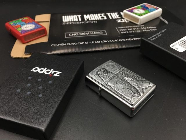 Zippo 29636 - Bật Lửa Brushed Chrome Hình Gấu vs Sói - Quà Tặng Độc Đáo Cho Người Yêu Thích Zippo
