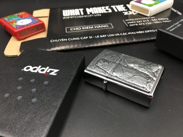 Zippo 29636 - Bật Lửa Brushed Chrome Hình Gấu vs Sói - Quà Tặng Độc Đáo Cho Người Yêu Thích Zippo