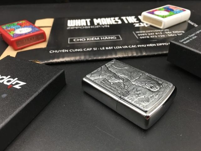 Zippo 29636 - Bật Lửa Brushed Chrome Hình Gấu vs Sói - Quà Tặng Độc Đáo Cho Người Yêu Thích Zippo