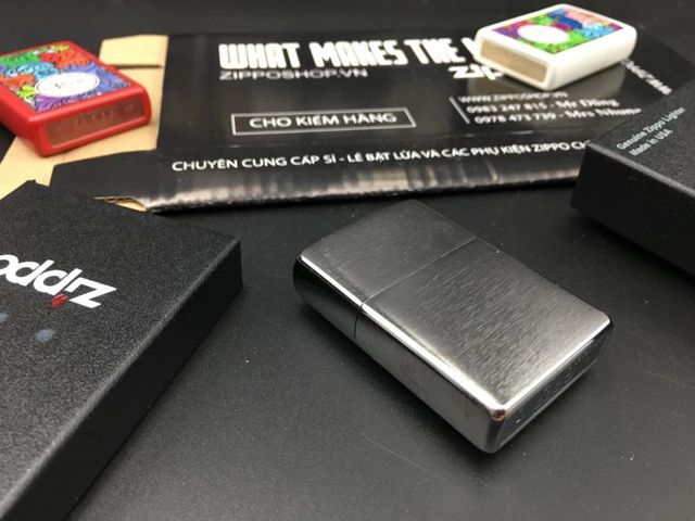 Zippo 29636 - Bật Lửa Brushed Chrome Hình Gấu vs Sói - Quà Tặng Độc Đáo Cho Người Yêu Thích Zippo