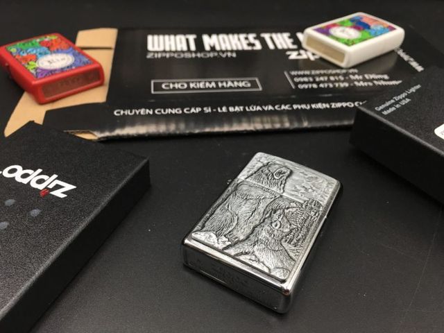 Zippo 29636 - Bật Lửa Brushed Chrome Hình Gấu vs Sói - Quà Tặng Độc Đáo Cho Người Yêu Thích Zippo