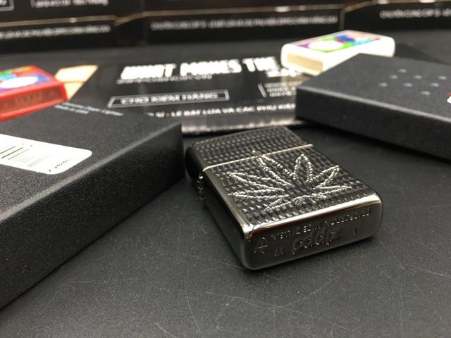 Zippo Armor 29612 - Bật Lửa Khắc Hình Lá Cần Sa Đen Băng - Quà Tặng Dành Cho Người Yêu Thích Cần Sa