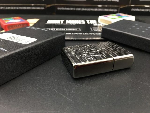 Zippo Armor 29612 - Bật Lửa Khắc Hình Lá Cần Sa Đen Băng - Quà Tặng Dành Cho Người Yêu Thích Cần Sa