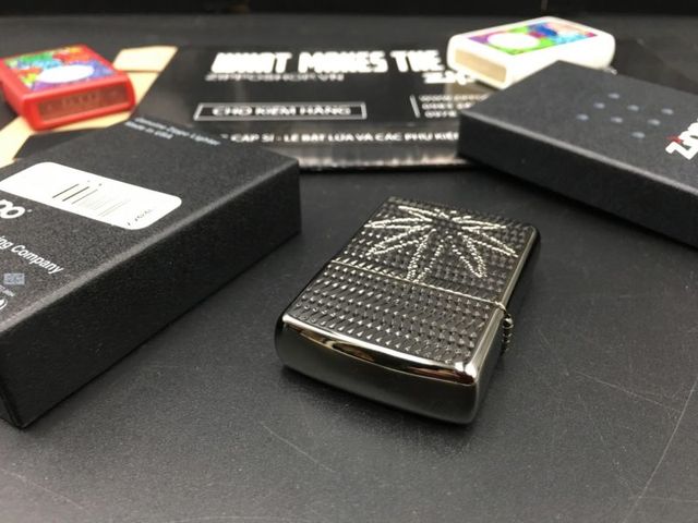 Zippo Armor 29612 - Bật Lửa Khắc Hình Lá Cần Sa Đen Băng - Quà Tặng Dành Cho Người Yêu Thích Cần Sa