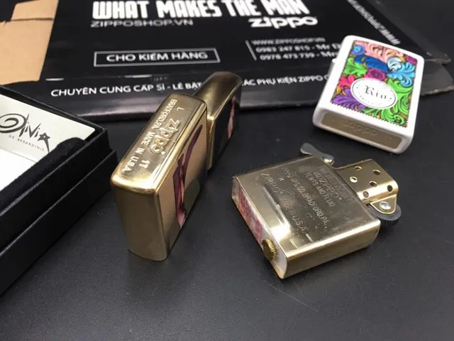 Zippo 29583 - Bật Lửa High Polish Brass Hình Ảnh Olivia Moon - Quà Tặng Dành Cho Fan Hâm Mộ