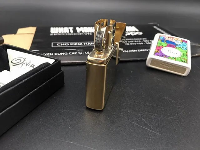 Zippo 29583 - Bật Lửa High Polish Brass Hình Ảnh Olivia Moon - Quà Tặng Dành Cho Fan Hâm Mộ