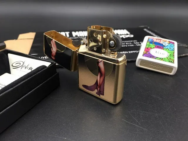 Zippo 29583 - Bật Lửa High Polish Brass Hình Ảnh Olivia Moon - Quà Tặng Dành Cho Fan Hâm Mộ
