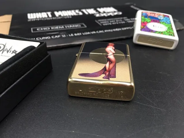 Zippo 29583 - Bật Lửa High Polish Brass Hình Ảnh Olivia Moon - Quà Tặng Dành Cho Fan Hâm Mộ