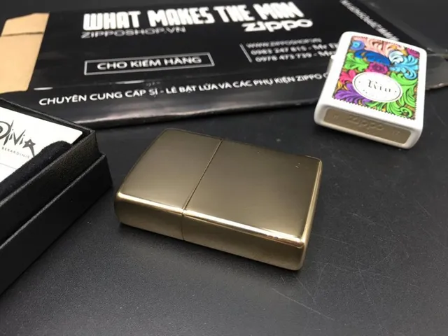 Zippo 29583 - Bật Lửa High Polish Brass Hình Ảnh Olivia Moon - Quà Tặng Dành Cho Fan Hâm Mộ