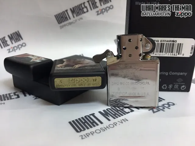Zippo 29394 - Bật Lửa Matte Đen Họa Tiết Lợn Mơ Mộng - Quà Tặng Dành Cho Người Yêu Thích Zippo