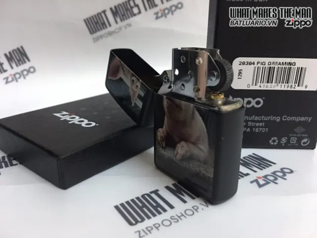 Zippo 29394 - Bật Lửa Matte Đen Họa Tiết Lợn Mơ Mộng - Quà Tặng Dành Cho Người Yêu Thích Zippo