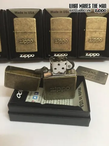 Zippo 28994 - Bật Lửa Zippo Tem Brass Cổ Điển - Quà Tặng Độc Đáo cho Người Yêu Thích Sưu Tầm