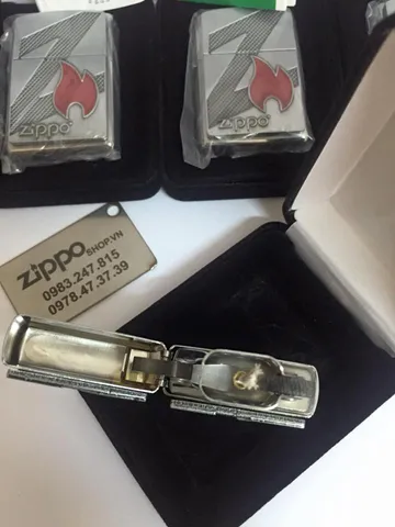 Zippo 29104 - Bật Lửa Brushed Chrome Họa Tiết Lửa Z - Quà Tặng Độc Đáo Cho Người Sành Điệu