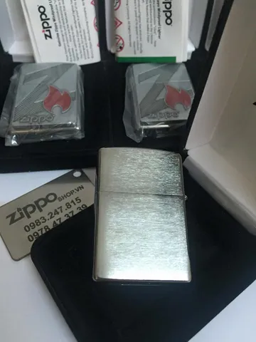 Zippo 29104 - Bật Lửa Brushed Chrome Họa Tiết Lửa Z - Quà Tặng Độc Đáo Cho Người Sành Điệu