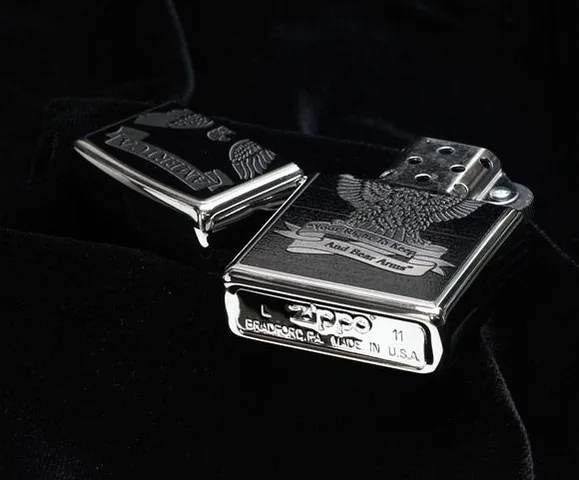 Bật Lửa Zippo 28290 - Zippo Eagle High Polish Chrome Cao Cấp, Quà Tặng Độc Đáo Cho Fan Hâm Mộ