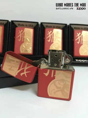 Zippo 28955 - Bật Lửa Matte Đỏ Biểu Tượng Năm Con Khỉ - Quà Tặng Hấp Dẫn Cho Người Sưu Tập