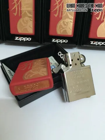 Zippo 28955 - Bật Lửa Matte Đỏ Biểu Tượng Năm Con Khỉ - Quà Tặng Hấp Dẫn Cho Người Sưu Tập