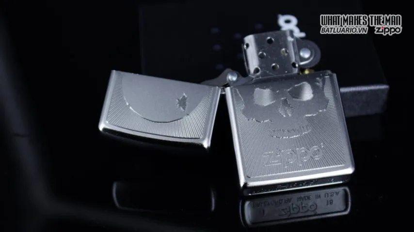 Zippo 29858 - Bật Lửa Satin Chrome Hình Skull Với Các Đường Kẻ - Quà Tặng Cho Người Mê Đồ Da Và Phong Cách Độc Đáo