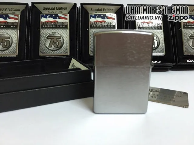 Zippo Mừng Kỷ Niệm 75 Năm Trận Trân Châu Cảng - Bật Lửa Chrome Xước - Quà Tặng Nghệ Thuật Cho Fan Lịch Sử