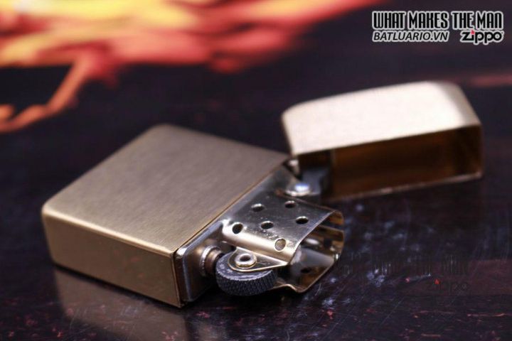 Bật lửa Zippo 1941B Brushed Brass - Tái bản cổ điển, quà tặng hoàn hảo cho tín đồ Zippo và sưu tầm.