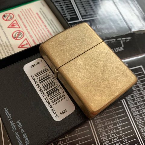 Bật Lửa Zippo Armor 28496 - Bằng Đồng Thau Tumbled Brass, Phiên Bản Bền Bỉ, Quà Tặng Hoàn Hảo cho Người Yêu Thích Zippo
