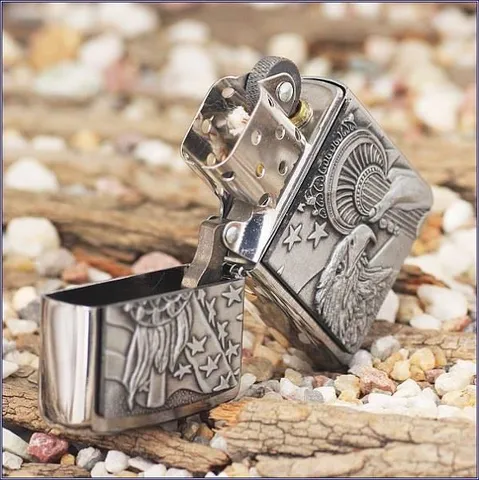 Zippo 20895 - Bật Lửa Brushed Chrome với Biểu Tượng Yêu Nước - Quà Tặng Ý Nghĩa cho Người Hâm Mộ Nhân Dân Châu Mỹ