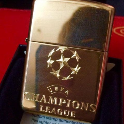 Zippo Khắc Logo UEFA Champions League 254B - Quà Tặng Cho Người Hâm Mộ Bóng Đá Chất Lượng Cao
