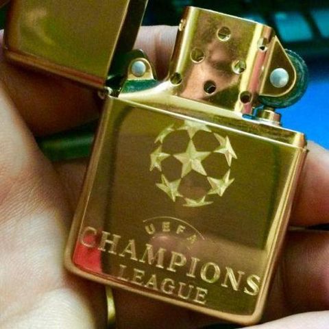 Zippo Khắc Logo UEFA Champions League 254B - Quà Tặng Cho Người Hâm Mộ Bóng Đá Chất Lượng Cao