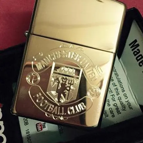 Zippo Khắc Logo Manchester United - Quà Tặng Thể Thao Cho Cổ Động Viên - Zippo 254B.MU01 Chính Hãng