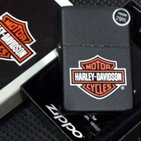 Zippo 218HD.H252 - Đèn Khò Zippo Logo Harley Davidson Màu Đen Nhám - Quà Tặng Thời Trang Cho Fan Hâm Mộ