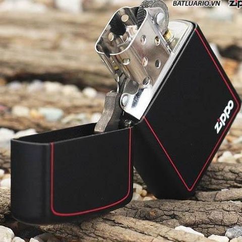 Zippo 218ZB Bật Lửa Matte Đen - Thiết Kế Độc Đáo với Logo và Viền Zippo - Quà Tặng Cho Người Yêu Thích Zippo