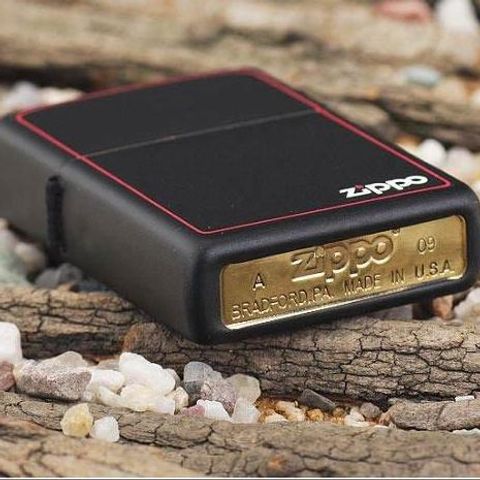 Zippo 218ZB Bật Lửa Matte Đen - Thiết Kế Độc Đáo với Logo và Viền Zippo - Quà Tặng Cho Người Yêu Thích Zippo