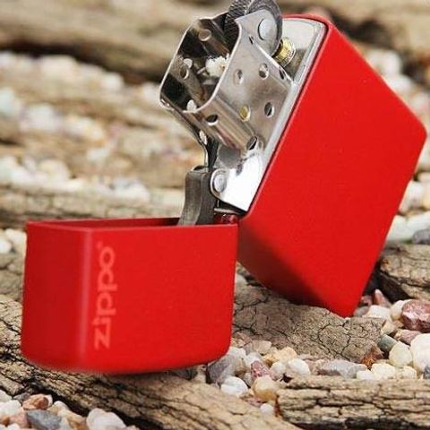 Bật Lửa Zippo 233ZL Màu Đỏ Nhám Có Logo - Bật Lửa Chất Liệu Đồng Bền Bỉ, Thiết Kế Sang Trọng, Quà Tặng Tinh Tế