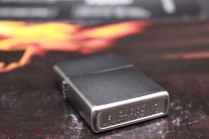 Bật Lửa Zippo Satin 205 - Bật Lửa Chống Xước Mạ Chrome, Thiết Kế Sang Trọng, Bảo Hành Trọn Đời, Quà Tặng Thú Vị cho Người Yêu Thích Zippo