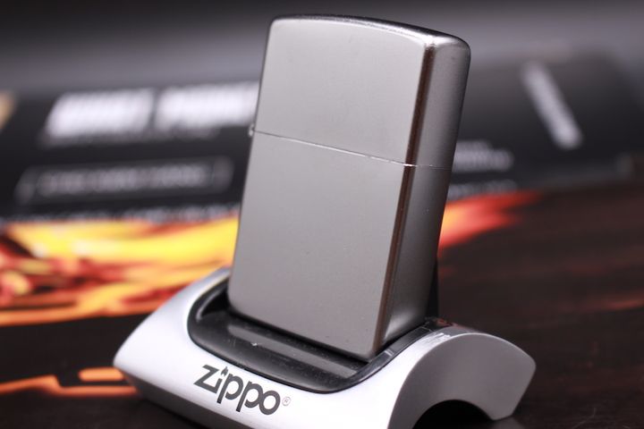 Bật Lửa Zippo Satin 205 - Bật Lửa Chống Xước Mạ Chrome, Thiết Kế Sang Trọng, Bảo Hành Trọn Đời, Quà Tặng Thú Vị cho Người Yêu Thích Zippo