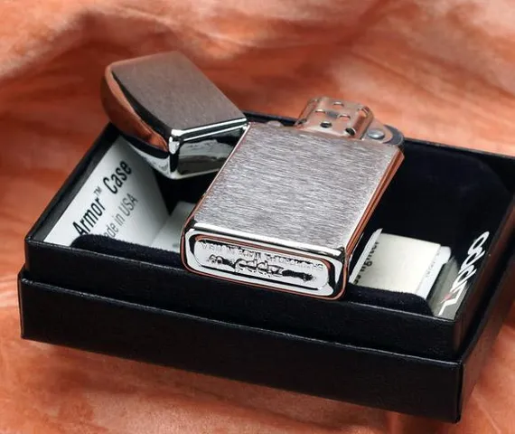 Zippo Slim 1600 - Bật Lửa Brushed Chrome Sang Trọng, Thời Thượng - Quà Tặng Hoàn Hảo Cho Người Yêu Thích Bật Lửa