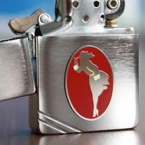 Bật Lửa Zippo 28729 Windy Girl - Phiên Bản Giới Hạn 2013, Chống Gió, Gốc Cạnh Vuông, Kỷ Niệm Sưu Tầm 35,000 Chiếc Trên Toàn Thế Giới