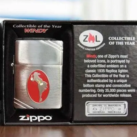 Bật Lửa Zippo 28729 Windy Girl - Phiên Bản Giới Hạn 2013, Chống Gió, Gốc Cạnh Vuông, Kỷ Niệm Sưu Tầm 35,000 Chiếc Trên Toàn Thế Giới