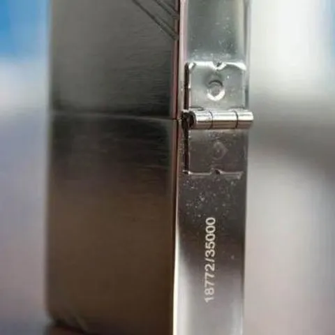 Bật Lửa Zippo 28729 Windy Girl - Phiên Bản Giới Hạn 2013, Chống Gió, Gốc Cạnh Vuông, Kỷ Niệm Sưu Tầm 35,000 Chiếc Trên Toàn Thế Giới