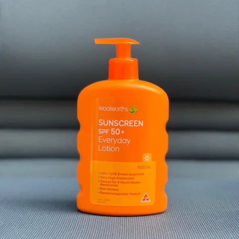 Kem Chống Nắng Woolworths SPF 50+ Lotion 500ml - Khả Năng Chống Nước và Mồ Hôi 4 Giờ, Dưỡng Ẩm và Bảo Vệ Toàn Thân