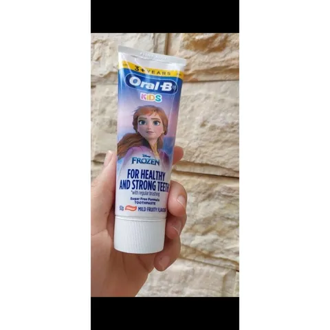 Kem đánh răng Oral-B Kids vị dâu an toàn cho trẻ em - Hình hoạt hình Elsa và Lightning McQueen, không cay, ngừa sâu răng hiệu quả